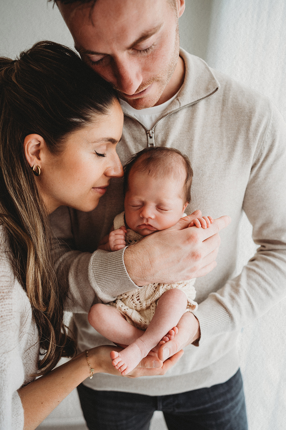 Ouders met hun newborn tijdens studio newbornshoot in Zuid-Limburg