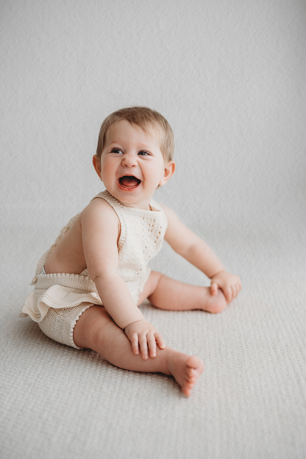 sittershoot bij 8 a 10 maanden van een kindje in mooie daglichtstudio