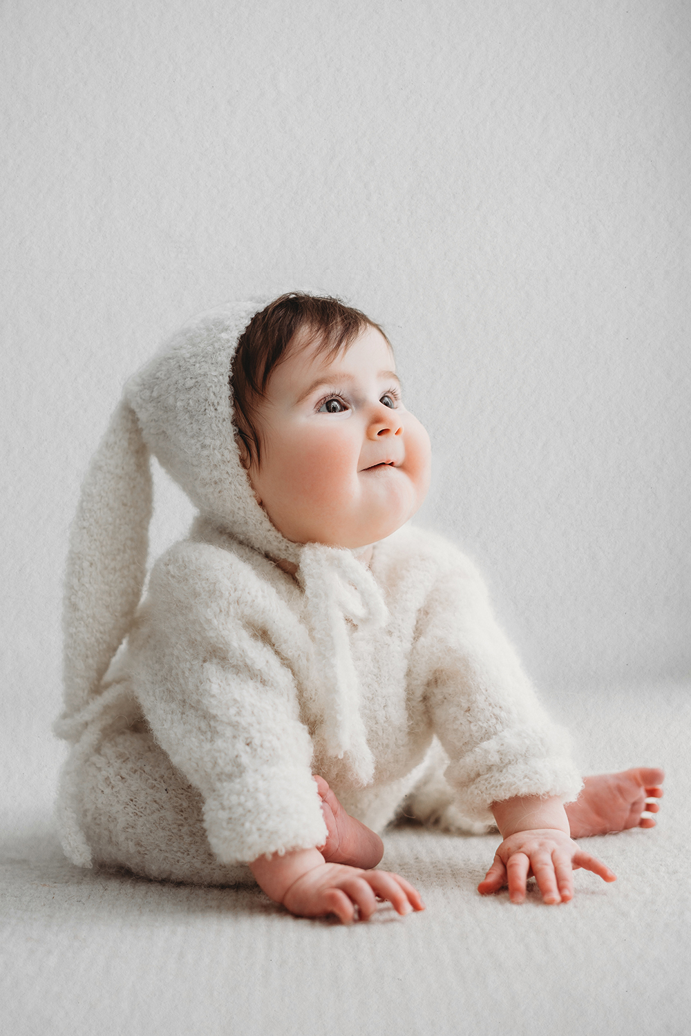 fotoshoot van een kindje van rond de 10 maanden in een serene studio in zuid Limburg