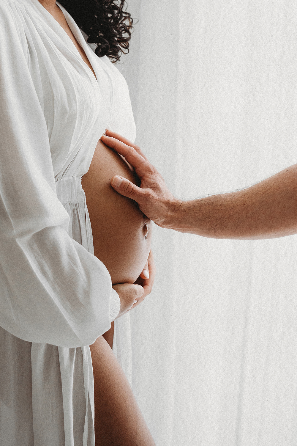 zwangerschapsshoot in Limburg. vastgelegd in een mooie studio met veel licht.