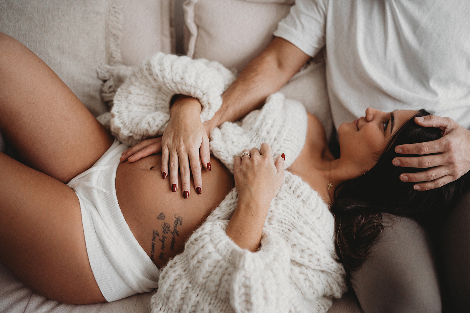 fotograaf met eigen lichte studio in Limburg. gespecialiseerd in zwangerschapsshoots.