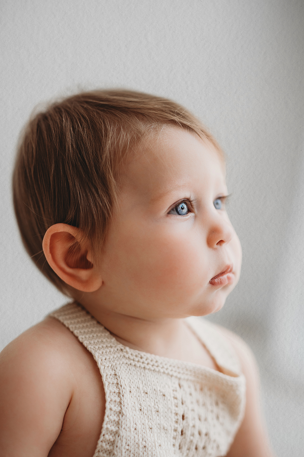 fotoshoot van een kindje van 10 maanden tijdens een sittershoot in zuid Limburg.