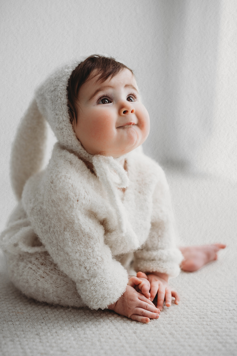 fotoshoot van een baby die tussen de 6 en 11 maanden oud is in een mooie daglichtstudio in Limburg