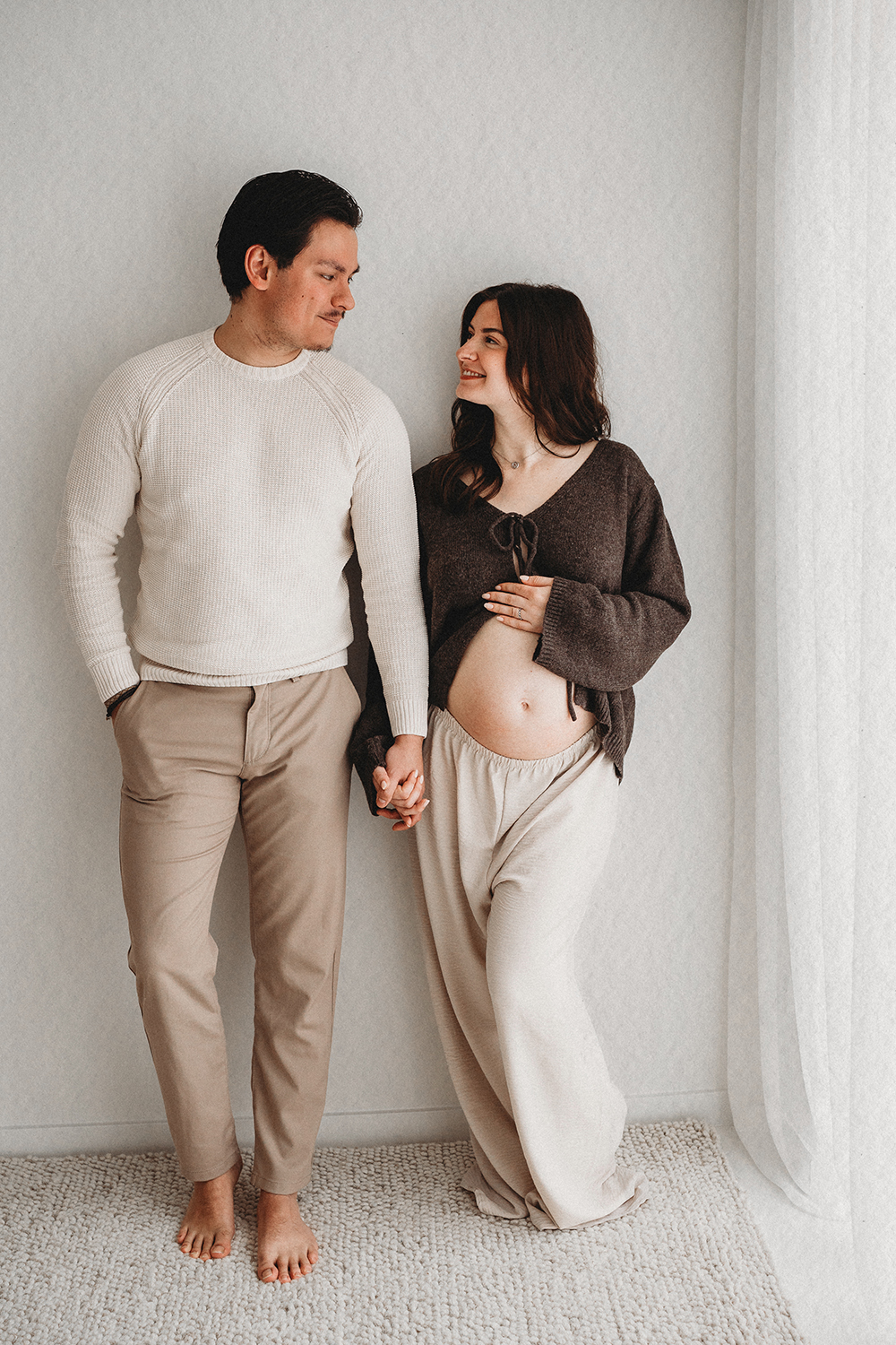 fotoshoot in Limburg in een serene studio. client closet aanwezig. relaxte sfeer tijdens de shoot.