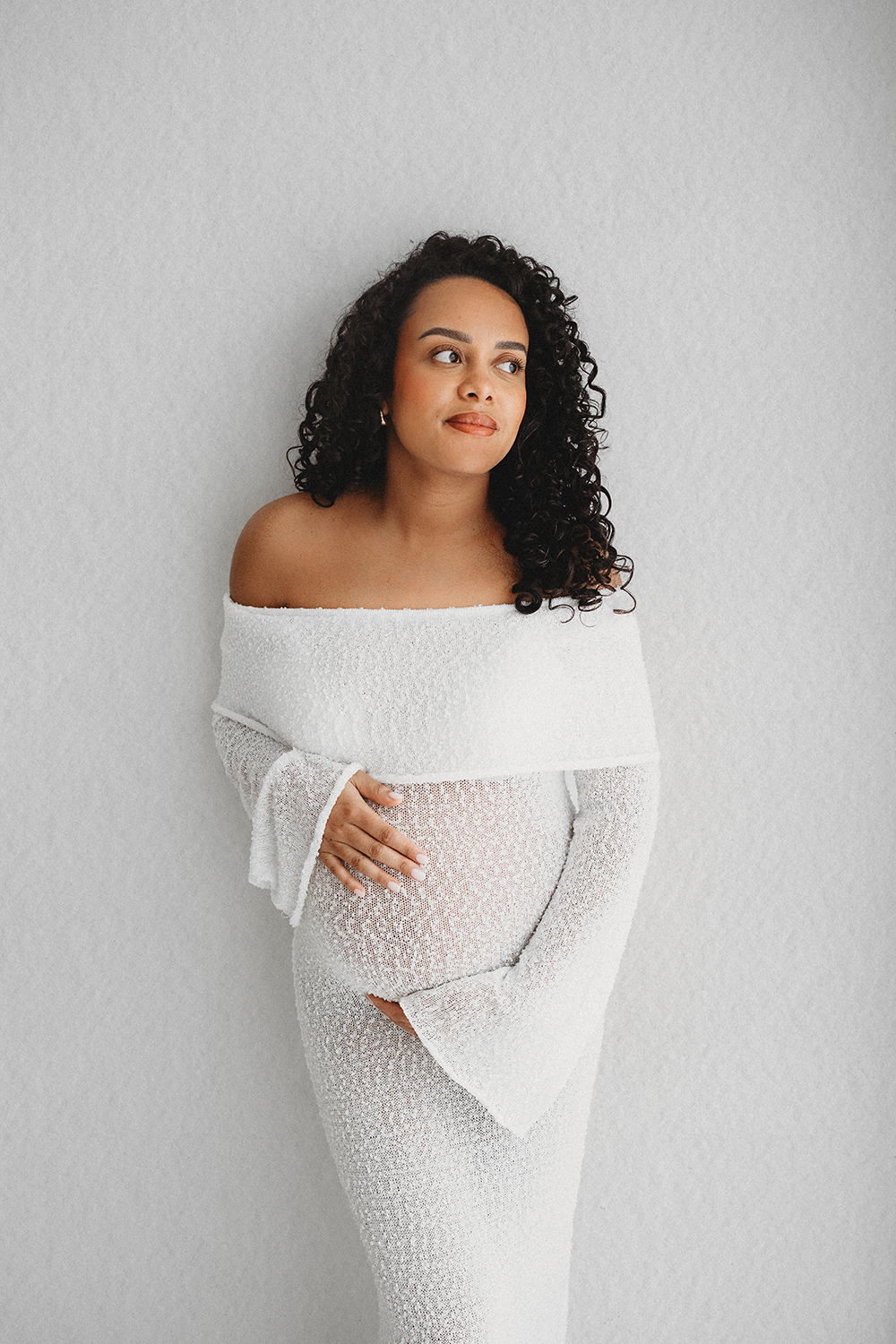 zwangerschapsshoot in zuid Limburg in een serene studio met mooi daglicht